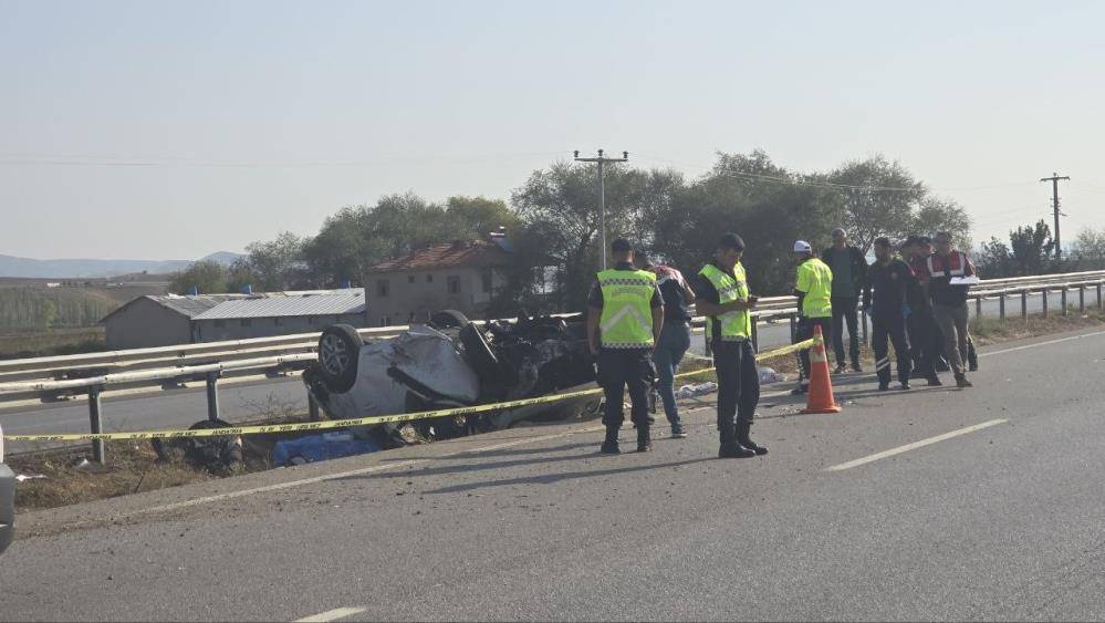 Devrilen otomobildeki polis memuru ile eşi öldü 5